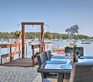 อื่นๆ 6 'heron Cottage' on Casco Bay w/ Deck & Boat Dock!