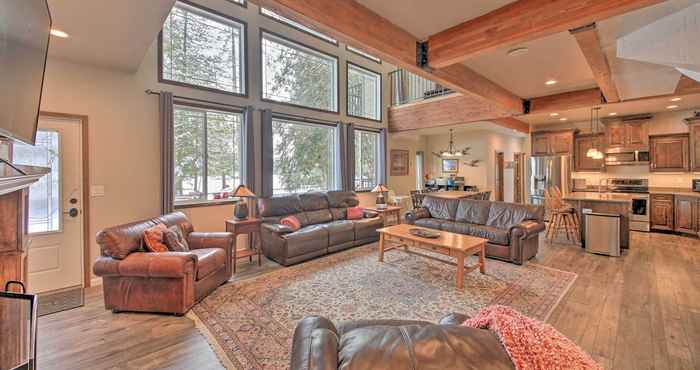 Others Expansive Group Lake House w/ Private Hot Tub!