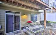 Others 6 Inviting Studio w/ Patio, 15 Mi to Portland!