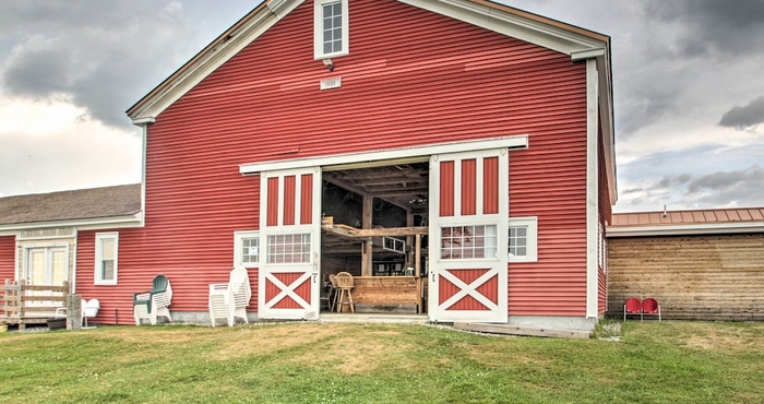 Others Classic Cape-style Farmhouse on 550-acre Vineyard!