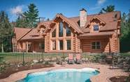 Others 2 Executive Plus 44 - Majestic log Chalet With hot tub Sauna Heated Pool and Close to Activities