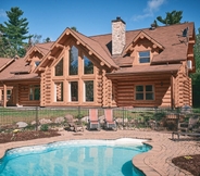 Others 2 Executive Plus 44 - Majestic log Chalet With hot tub Sauna Heated Pool and Close to Activities