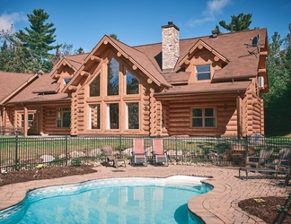 Others 2 Executive Plus 44 - Majestic log Chalet With hot tub Sauna Heated Pool and Close to Activities