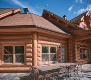 Others 4 Executive Plus 44 - Majestic log Chalet With hot tub Sauna Heated Pool and Close to Activities