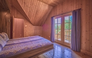 Others 7 Executive Plus 44 - Majestic log Chalet With hot tub Sauna Heated Pool and Close to Activities