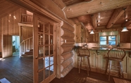 Others 6 Executive Plus 44 - Majestic log Chalet With hot tub Sauna Heated Pool and Close to Activities