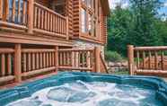Others 2 Duc 83 - Luxury log Cottage With hot tub and Exterior Barrel Sauna