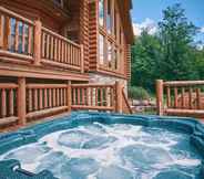 Others 2 Duc 83 - Luxury log Cottage With hot tub and Exterior Barrel Sauna