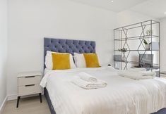 Others 2 Luxury Waterfront Studio in Canary Wharf by Underthedoormat