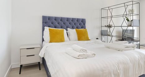 Others 2 Luxury Waterfront Studio in Canary Wharf by Underthedoormat