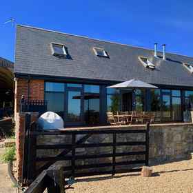Room 1 Tithe Barn Little Upton Farm, Gatcombe Apartments