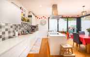 Others 3 Delightful Family Home With Garden in Balham by Underthedoormat