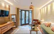 Others 4 Neon Melody - Playful 2 Bedroom by London Bridge