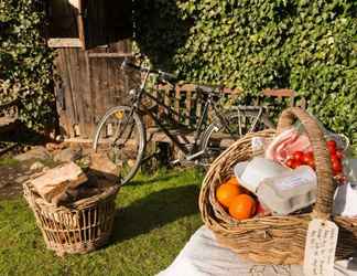 Lainnya 2 Rose Cottage Rural Cosiness With Footpaths to the Local Macro Brewery Pub