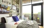 Others 3 Fabulous East London Flat With Rooftop Pool by Underthedoormat