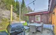 Lain-lain 2 Charming Lakeside Cabin w/ Deck and Shared Dock!