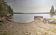 อื่นๆ 4 Charming Lakeside Cabin w/ Deck and Shared Dock!