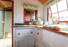 Lain-lain 6 Puddle Duck Shepherds Hut