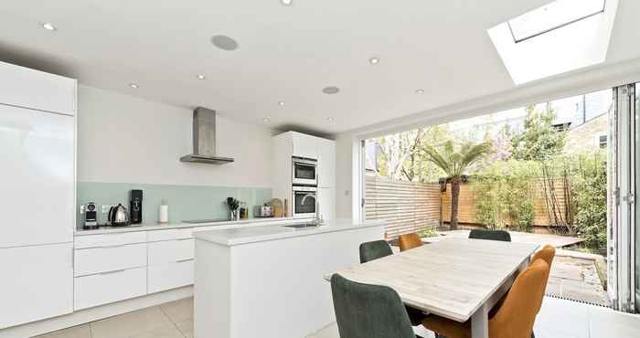 อื่นๆ Large Family Home With Garden Near Clapham Common by Underthedoormat