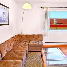 Primary image1瑪麗斯斯特拉頂級城鎮公寓,448 Olympic View Ave NE飯店