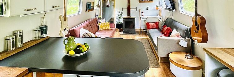 기타 Boutique Boat Stays Contemporary Barge