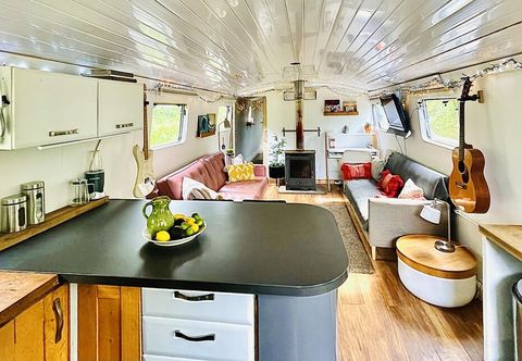 기타 Boutique Boat Stays Contemporary Barge