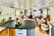 기타 Boutique Boat Stays Contemporary Barge