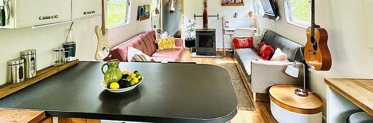 อื่นๆ Boutique Boat Stays Contemporary Barge