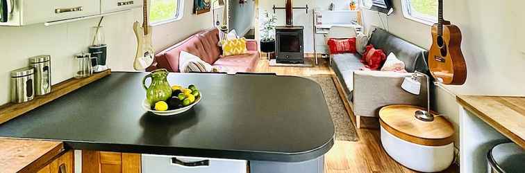 Lainnya Boutique Boat Stays Contemporary Barge
