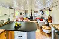 Lainnya Boutique Boat Stays Contemporary Barge