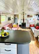 ภาพหลัก Boutique Boat Stays Contemporary Barge