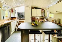 기타 4 Boutique Boat Stays Contemporary Barge