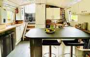 Lain-lain 4 Boutique Boat Stays Contemporary Barge