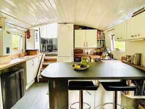 Lainnya 4 Boutique Boat Stays Contemporary Barge