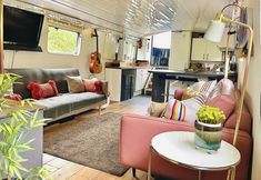 기타 5 Boutique Boat Stays Contemporary Barge