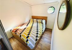 기타 2 Boutique Boat Stays Contemporary Barge