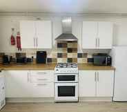 Others 7 Impeccable 3 bed House in Brentwood