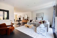 อื่นๆ The Swiss Cottage Wonder - Glittering 2bdr House With Garden