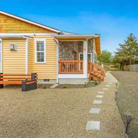 Room1海洋海岸鵝卵石小屋,448 Olympic View Ave NE飯店