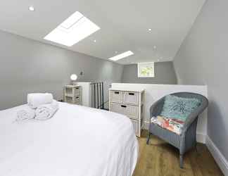 Lainnya 2 Charming Home With Patio Close to Wimbledon Park by Underthedoormat