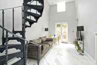Lainnya Charming Home With Patio Close to Wimbledon Park by Underthedoormat