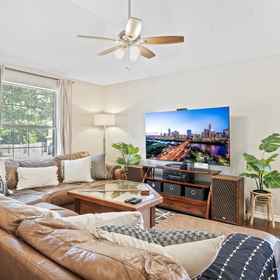 Room1靠近卡拉哈里大床快速無線網路三臥房飯店,星牧场高尔夫俱乐部飯店