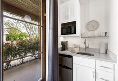 Others 3 Schubert Inn Suite-b With Pool & Grill - Walk to Main