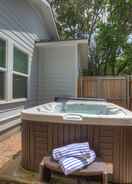 Primary image The Grove E Hot Tub King Bed 2 Blks to Main