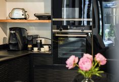 その他 3 Stylish 3BR Apt with Patio in the City