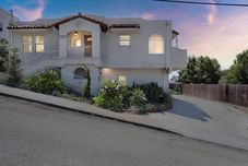 Lain-lain Charming Retreat On West Quince Street 2 Bedroom Condo by RedAwning