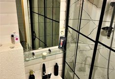 Lain-lain 6 Mates Port Hotel