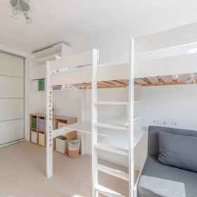 Room 1 Lovely 3BD Family Home With Garden - Richmond!, International Molybdenum Association (IMOA) Hotels