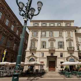 Room 1 Turin Central Loft Carignano by Wonderful Italy, โรงแรม & ที่พัก อาสนวิหารตูริน