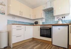 Lainnya 6 Compass Point